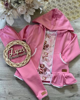 ✨ Novinky od Zuzi Handmade! ✨ Roztomilí medvídci na kole v jemné růžové barvě dorazili na náš e-shop! 🚲🐻💖 Nová kolekce...